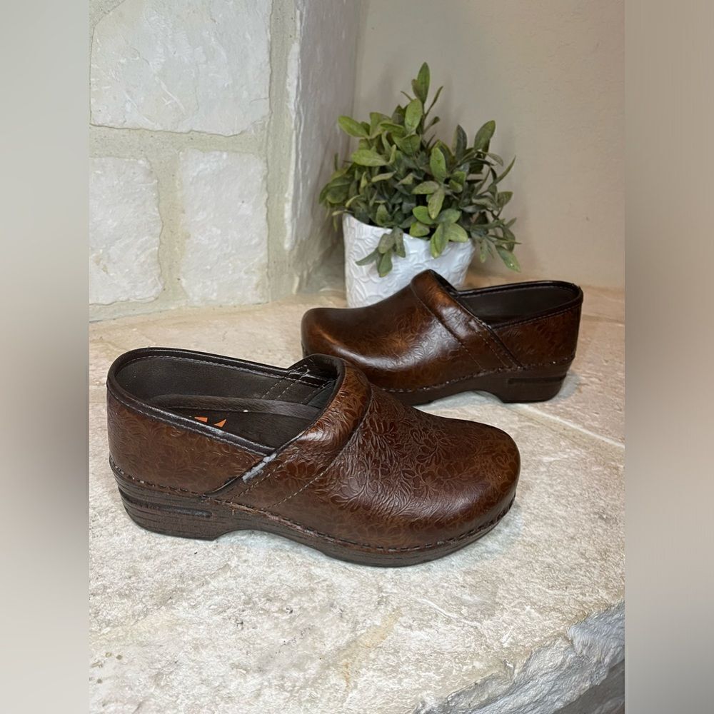 Dansko XP Floral Tooled Leather Brown Clogs Womens Size 5-5.5 / EU 36